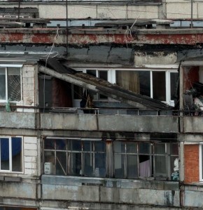 В Тюмени устраняют последствия падения козырька с балкона