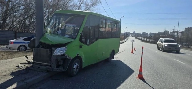 Маршрутка влетела в столб сегодня в Тюмени
