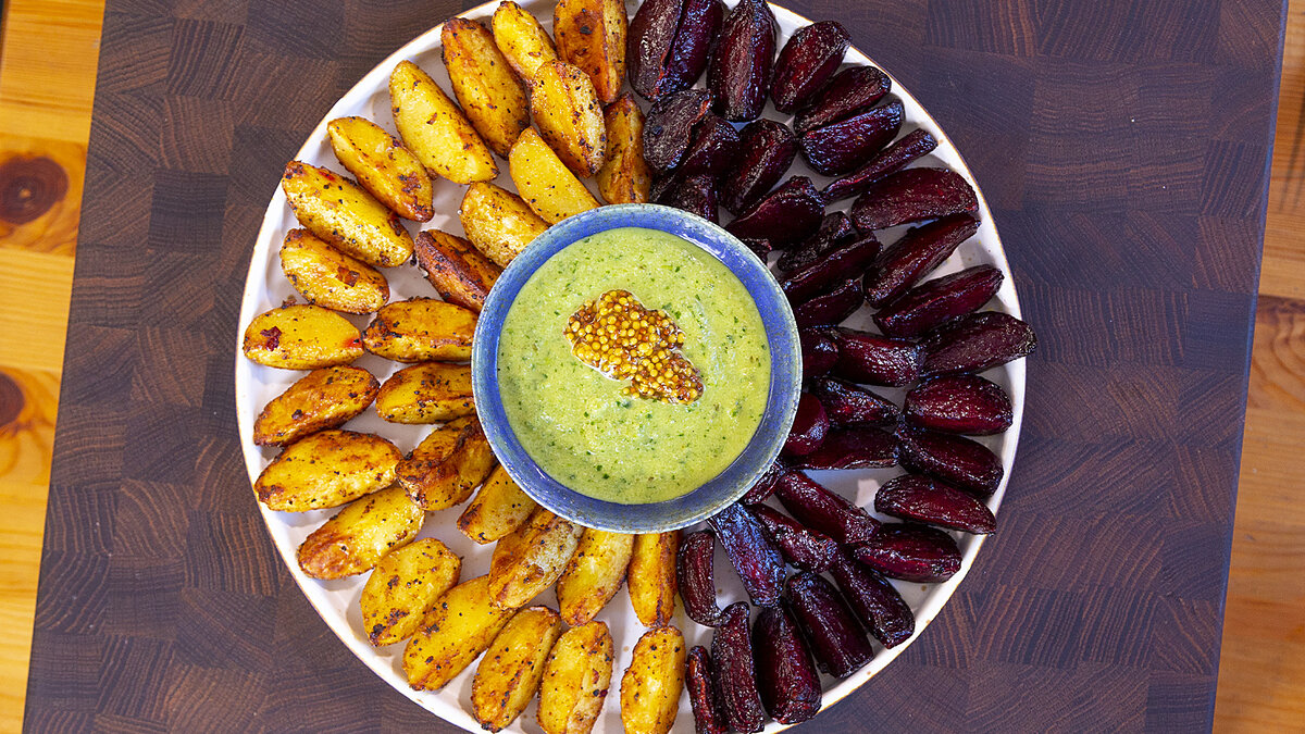 Запеченные овощи с огуречно-медовым соусом: идеальная еда для поста