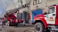 В Тюмени тушат пожар в производственном здании на ул. Мелиораторов