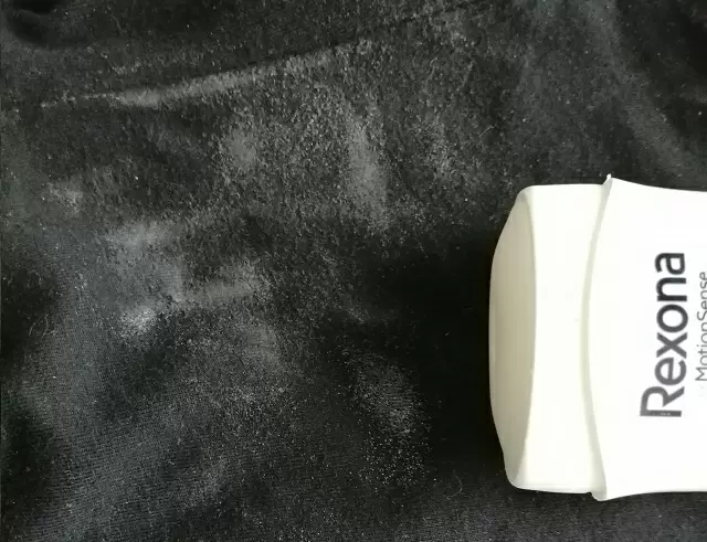 Как освободить черную одежду от дезодорантных пятен: простые и эффективные методы