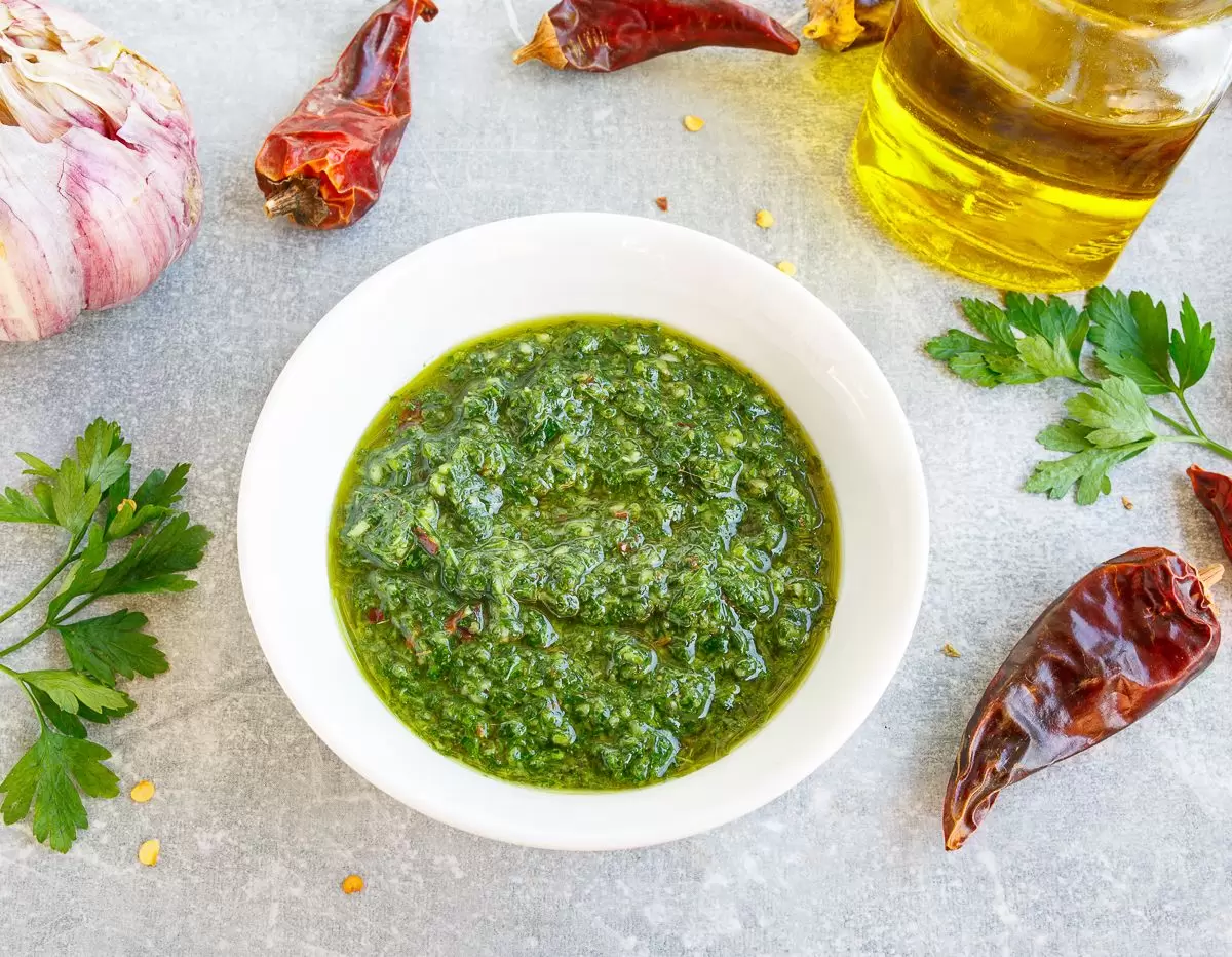 Чимичурри: зеленый соус, который добавит жизни вашим блюдам