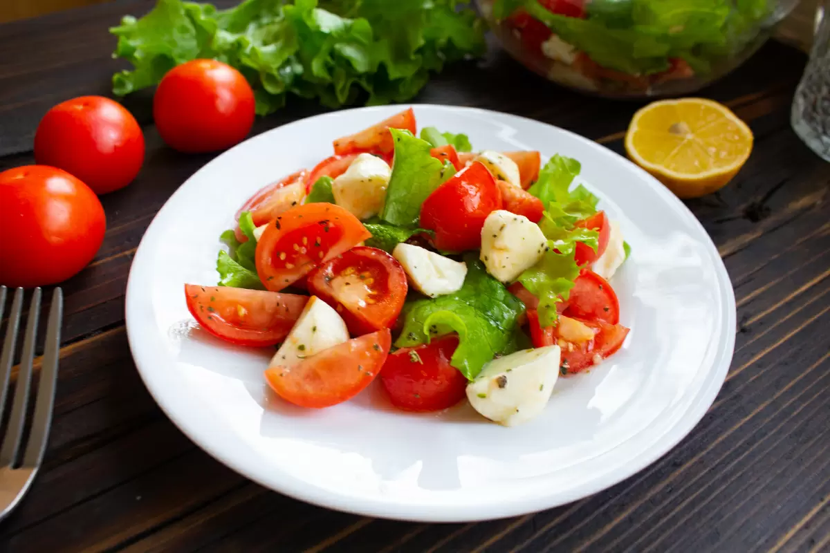 Сочный салат с помидорами и моцареллой