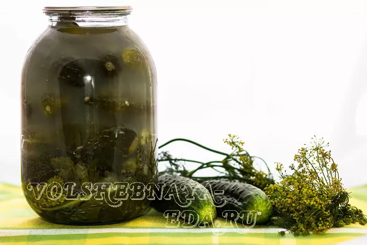 Как заготовить хрустящие квашеные огурцы на зиму: секреты и рецепты