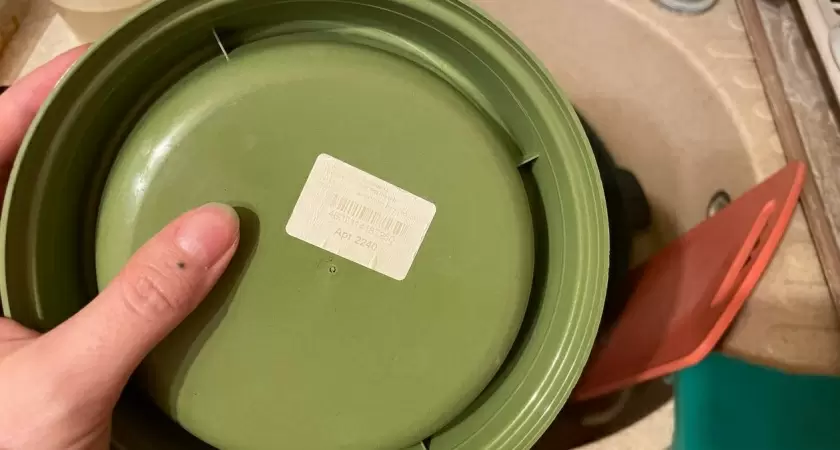 Как просто и эффективно избавиться от липких остатков наклеек с посуды и других поверхностей