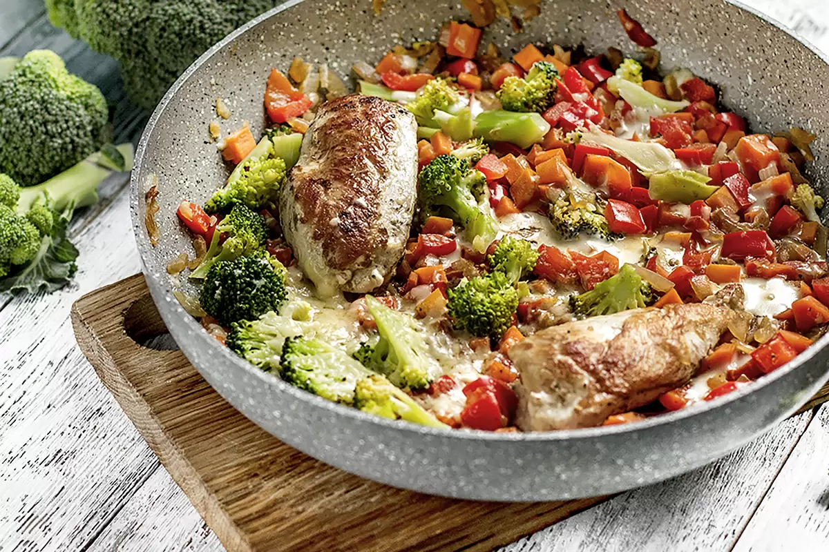 Цыпленок с овощами под пармезаном: легкий и вкусный рецепт для уютного обеда