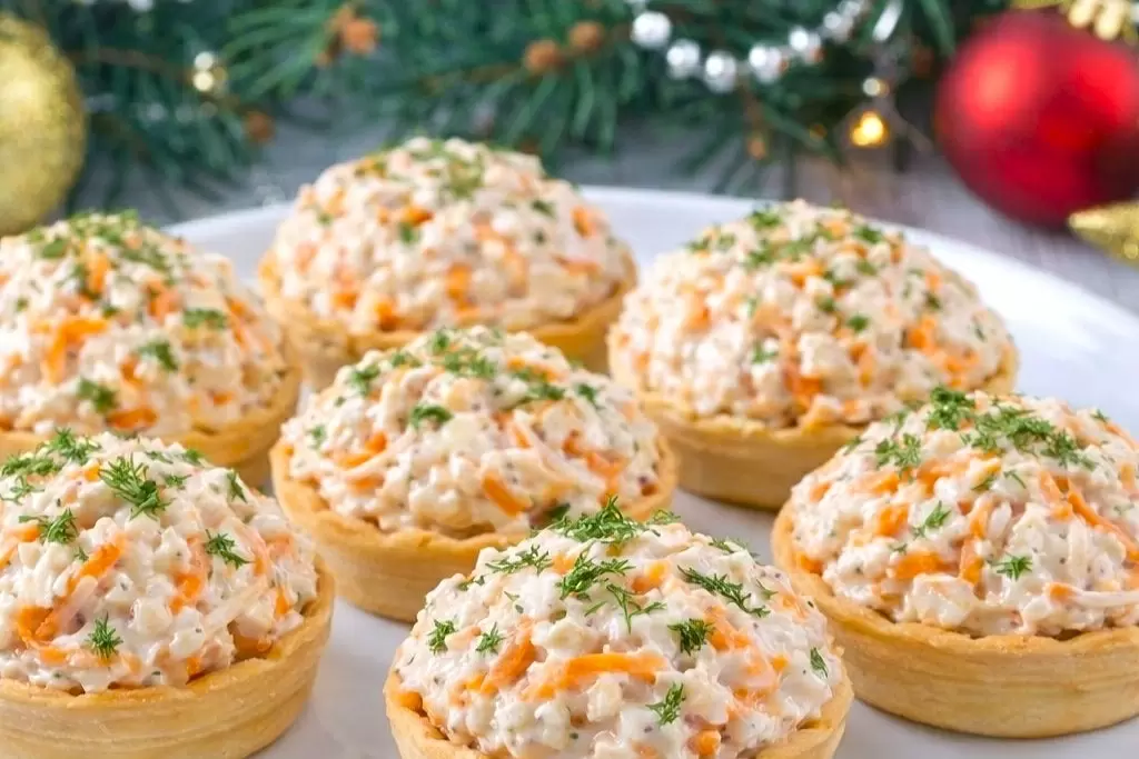Неотразимые закуски для праздничного стола: тарталетки с копчёной курицей и корейской морковью