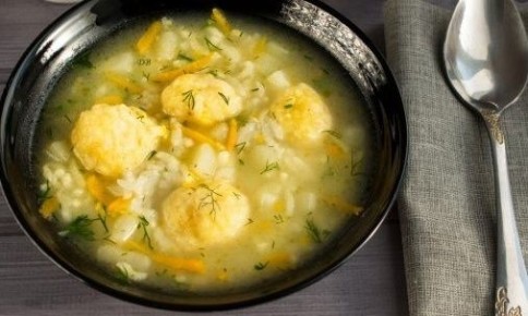 Венгерский суп с сырными клецками: быстрое и ароматное блюдо для всей семьи