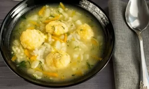 Венгерский суп с сырными клецками: быстрое и ароматное блюдо для всей семьи