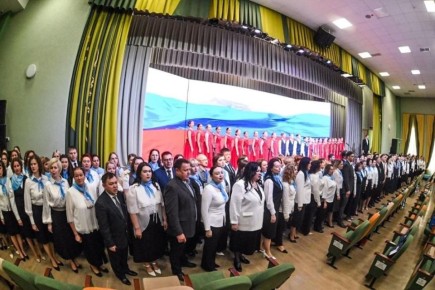 165 преподавателей участвуют в региональных этапах конкурсов профессионального мастерства "Педагог года" и "Сердце отдаю детям"