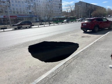 В районе провала на Пермякова затруднено движение автомобилей