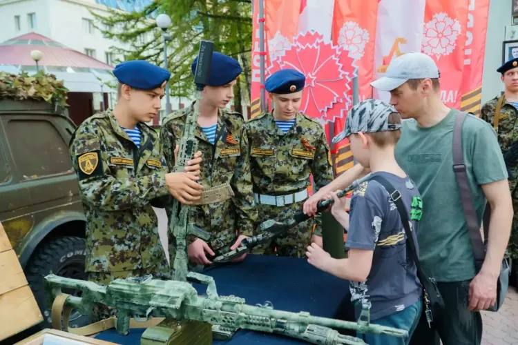 Автомобиль "Оленька", перевозивший груз на СВО, представили в Тюмени 9 мая Автомобиль "Оленька", перевозивший груз на СВО, представили в Тюмени 9 мая