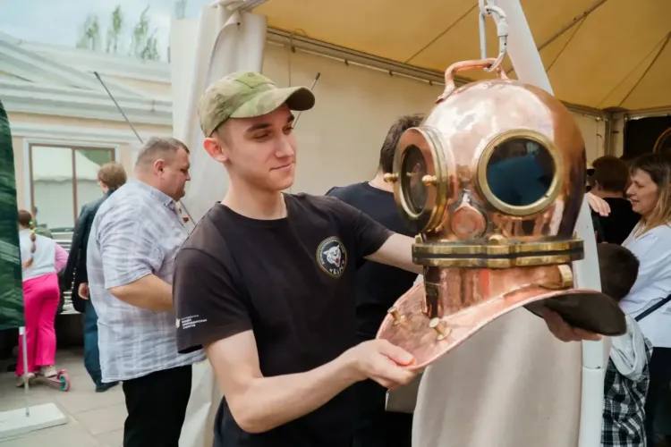 Автомобиль "Оленька", перевозивший груз на СВО, представили в Тюмени 9 мая Автомобиль "Оленька", перевозивший груз на СВО, представили в Тюмени 9 мая