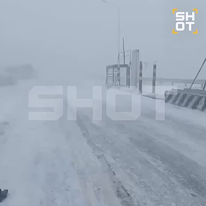 Десятки машин застряли на трассе в Югре из-за мощнейшего майского снегопада