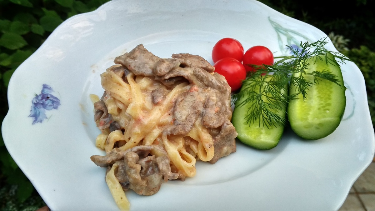 Вкусно и быстро: как приготовить бефстроганов с соусом бешамель за полчаса