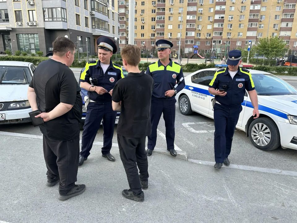 Школьники ездят на машинах по Тюмени без прав Школьники ездят на машинах по Тюмени без прав