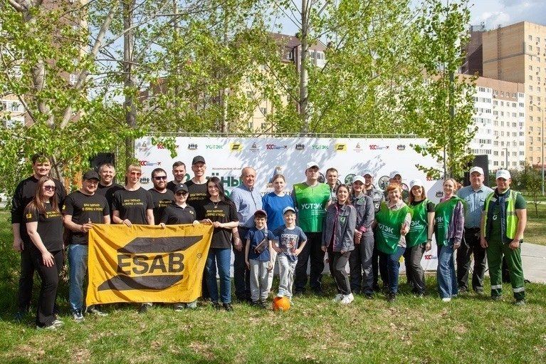 В сквере на улице Мебельщиков, 16 прошла экологическая акция «Зеленый город», приуроченная к 440-летию Тюмени
