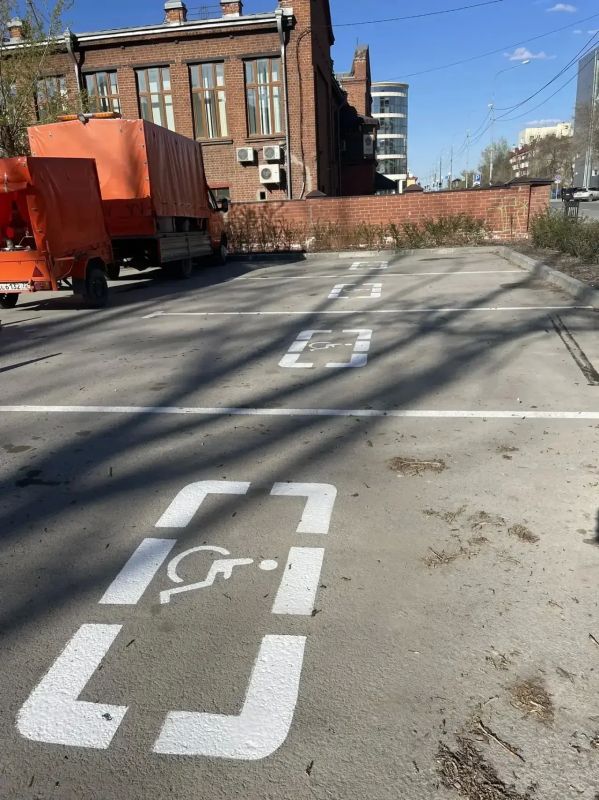 В Калининском округе продолжаются работы по нанесению дорожной разметки В Калининском округе продолжаются работы по нанесению дорожной разметки