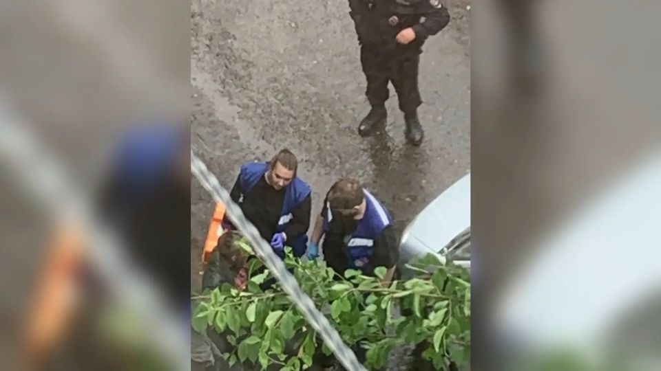 Приехали скорая и полиция. Тюменца пырнули ножом во дворе жилого многоквартирного дома
