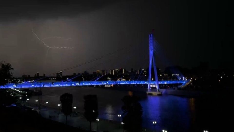 Жители Тюмени и близлежащих районов вечером 19 мая 2026 года видели в небе яркие вспышки молний, одна из которых ударила прямо в линию электропередач, изза чего некоторые жители региона остались без света