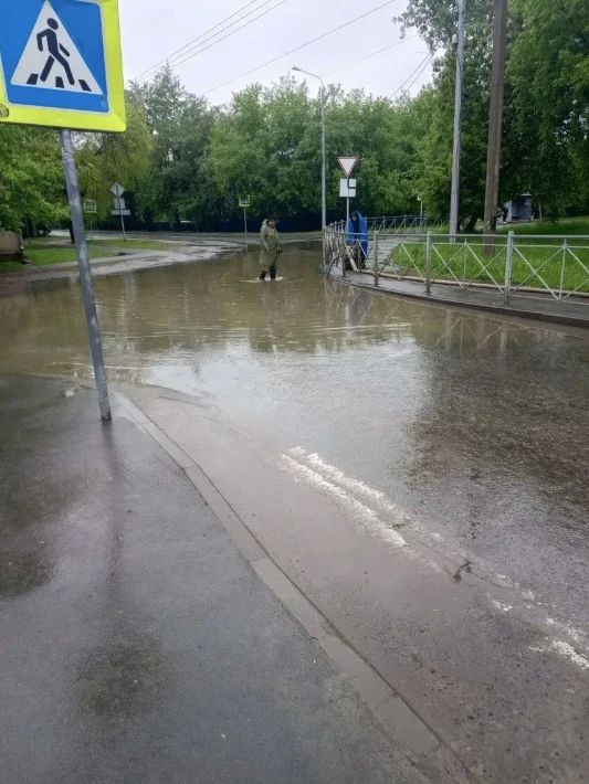 Солнце и спецтехника помогают Тюмени справиться с последствиями дождя Солнце и спецтехника помогают Тюмени справиться с последствиями дождя