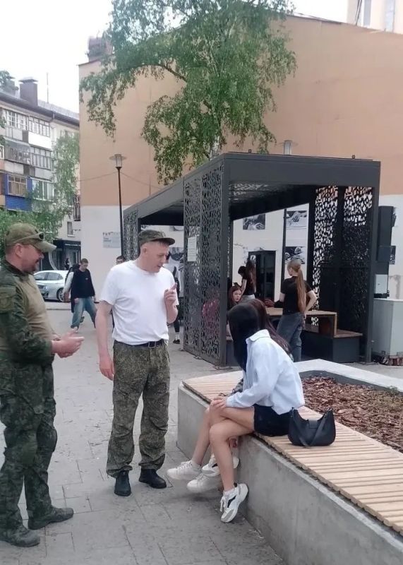 Тюменские дружинники вышли на Пешеходную улицу, чтобы молодежь не нарушала покой жителей в центре