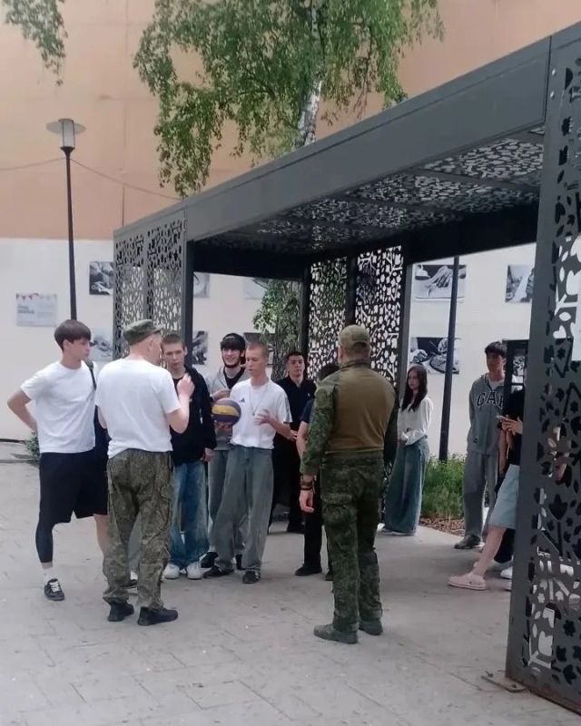 Тюменские дружинники вышли на Пешеходную улицу, чтобы молодежь не нарушала покой жителей в центре Тюменские дружинники вышли на Пешеходную улицу, чтобы молодежь не нарушала покой жителей в центре
