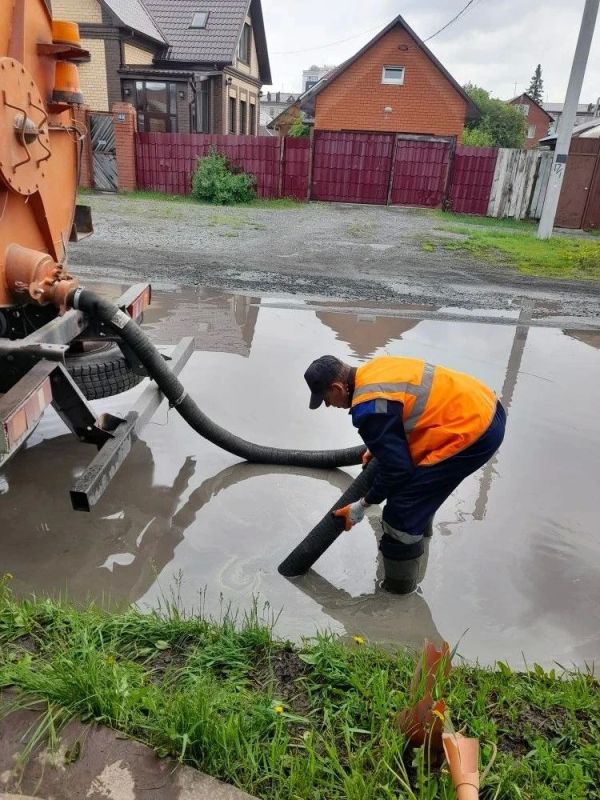 Откачка воды в Калининском округе продолжается Откачка воды в Калининском округе продолжается