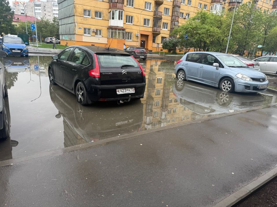 «Добротный асфальт! Воду не пропускает, а вот к ливневкам вопрос»: так комментируют жители обстановку во дворе на Муравленко 9/1 «Добротный асфальт! Воду не пропускает, а вот к ливневкам вопрос»: так комментируют жители обстановку во дворе на Муравленко 9/1