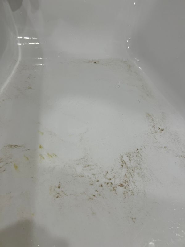 Тюменцы активно жалуются на воду с песком, которая течет из кранов в квартирах
