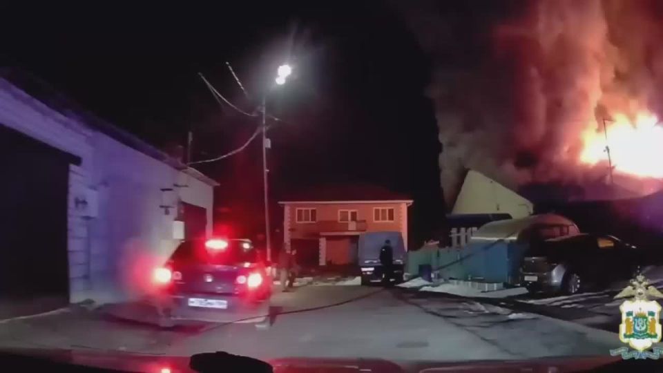 Двое инспекторов ДПС, не дожидаясь спасателей, вытащили людей из горящего дома в Ханты-Мансийске
