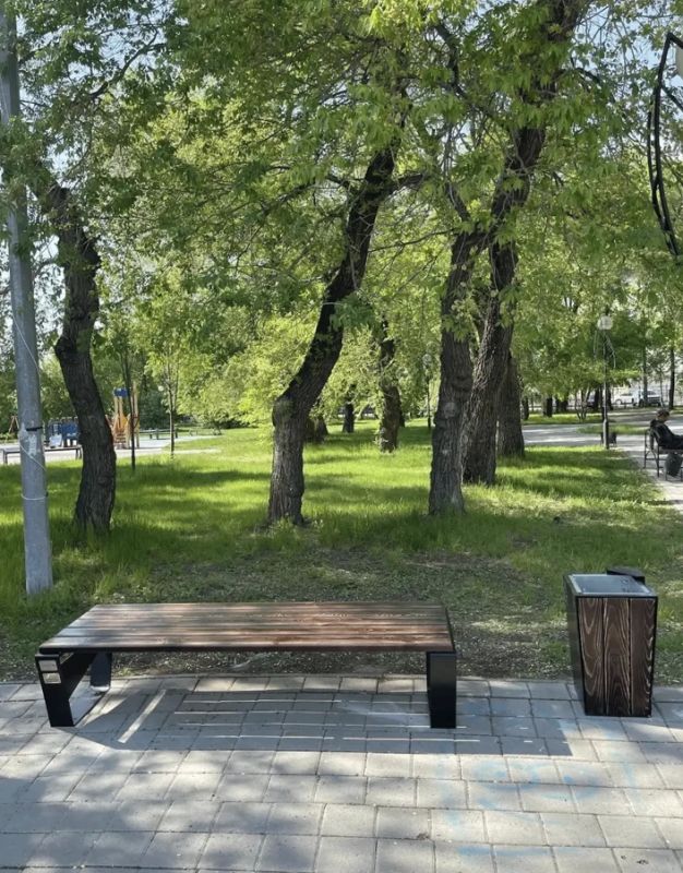 Комсомольский сквер дополнили новыми скамейками и урнами Комсомольский сквер дополнили новыми скамейками и урнами
