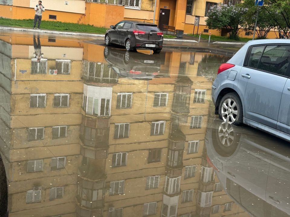 «Добротный асфальт! Воду не пропускает, а вот к ливневкам вопрос»: так комментируют жители обстановку во дворе на Муравленко 9/1 «Добротный асфальт! Воду не пропускает, а вот к ливневкам вопрос»: так комментируют жители обстановку во дворе на Муравленко 9/1