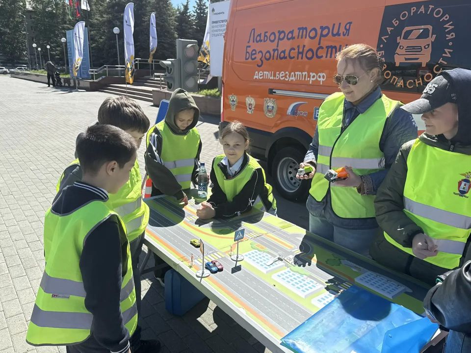 Более 200 детей и подростков стали участниками фестиваля #ПРО-БезопасноеДвижение на площади у тюменского Технопарка Более 200 детей и подростков стали участниками фестиваля #ПРО-БезопасноеДвижение на площади у тюменского Технопарка