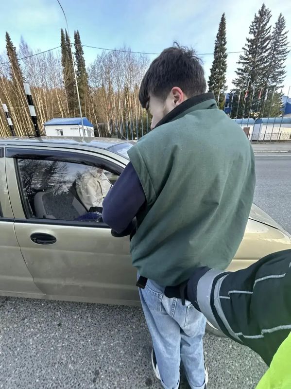 На 372 километре федеральной автодороги Тюмень – Ханты-Мансийск, сотрудники ДПС Госавтоинспекции Уватского округа, для проверки документов остановили автомобиль «Дэу Матиз» На 372 километре федеральной автодороги Тюмень – Ханты-Мансийск, сотрудники ДПС Госавтоинспекции Уватского округа, для проверки документов остановили автомобиль «Дэу Матиз»