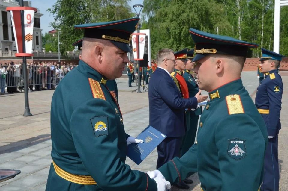 Максим Афанасьев: Сегодня состоялось важное и торжественное событие — выпуск специалистов среднего профессионального образования из Тюменского высшего военно-инженерного командного училища имени маршала инженерных войск А.... Максим Афанасьев: Сегодня состоялось важное и торжественное событие — выпуск специалистов среднего профессионального образования из Тюменского высшего военно-инженерного командного училища имени маршала инженерных войск А....