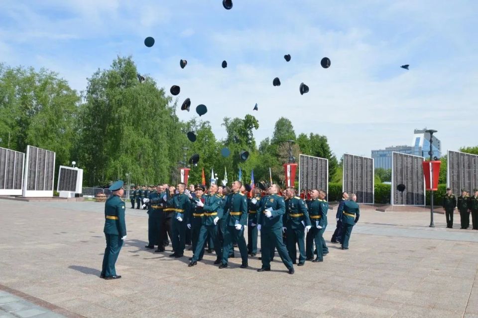 Максим Афанасьев: Сегодня состоялось важное и торжественное событие — выпуск специалистов среднего профессионального образования из Тюменского высшего военно-инженерного командного училища имени маршала инженерных войск А.... Максим Афанасьев: Сегодня состоялось важное и торжественное событие — выпуск специалистов среднего профессионального образования из Тюменского высшего военно-инженерного командного училища имени маршала инженерных войск А....