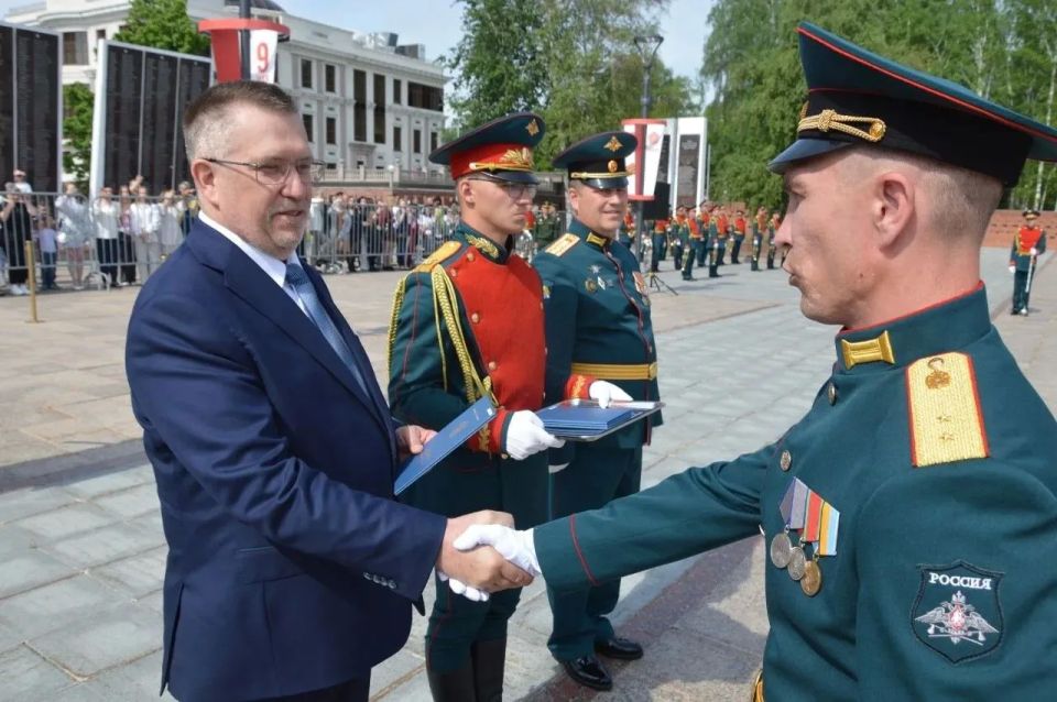 Максим Афанасьев: Сегодня состоялось важное и торжественное событие — выпуск специалистов среднего профессионального образования из Тюменского высшего военно-инженерного командного училища имени маршала инженерных войск А.... Максим Афанасьев: Сегодня состоялось важное и торжественное событие — выпуск специалистов среднего профессионального образования из Тюменского высшего военно-инженерного командного училища имени маршала инженерных войск А....