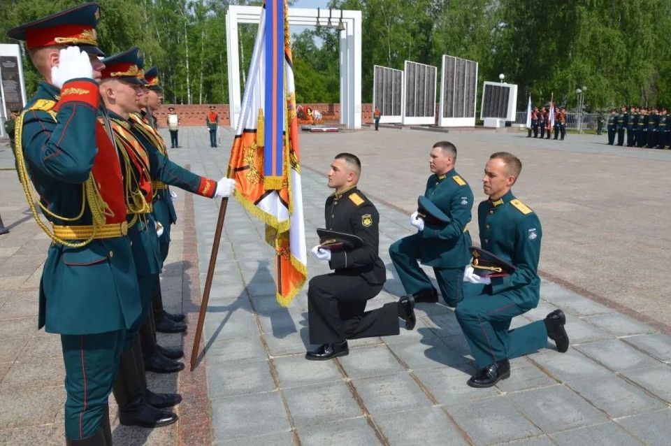 Максим Афанасьев: Сегодня состоялось важное и торжественное событие — выпуск специалистов среднего профессионального образования из Тюменского высшего военно-инженерного командного училища имени маршала инженерных войск А.... Максим Афанасьев: Сегодня состоялось важное и торжественное событие — выпуск специалистов среднего профессионального образования из Тюменского высшего военно-инженерного командного училища имени маршала инженерных войск А....