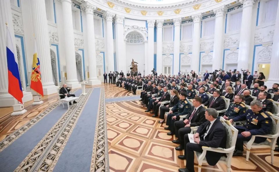 Президент России Владимир Путин встретился с выпускниками первого потока программы "Время героев"