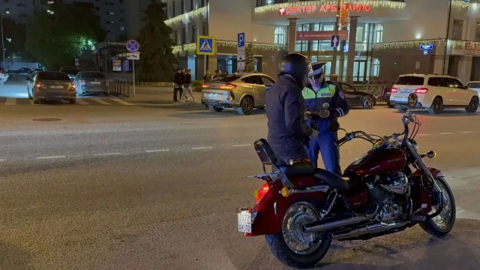Движение мотоциклов по ул.Республики в Тюмени на участке от ул.Профсоюзной до Моста влюбленных ограничено с 22-х до 07-ми часов Движение мотоциклов по ул.Республики в Тюмени на участке от ул.Профсоюзной до Моста влюбленных ограничено с 22-х до 07-ми часов