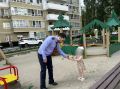 В преддверии Дня защиты детей сотрудники следственного управления СК России и руководитель молодежной организации "Юный следователь" подарили маленьким тюменцам подарки