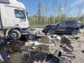 Фура сбила трех человек во время замены колеса под Тюменью — погибла женщина, ее маленький сын и еще один мужчина серьезно пострадали