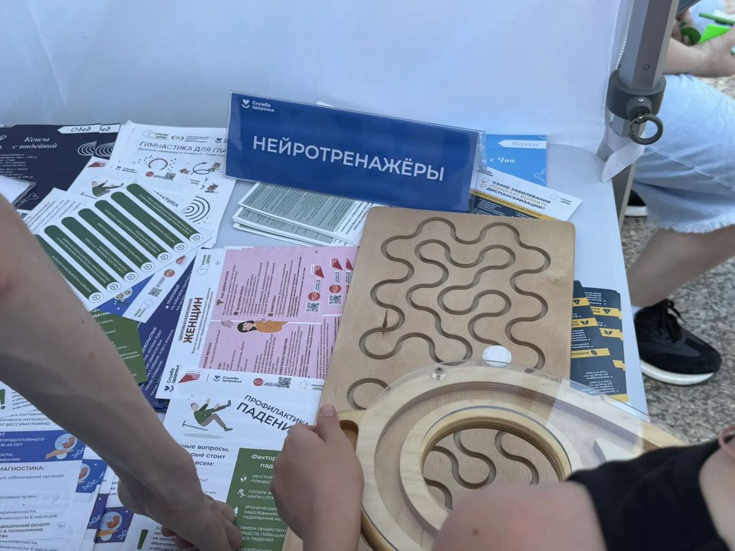 В палатке можно поиграть в игры и попробовать свои силы на нейротренажерах В палатке можно поиграть в игры и попробовать свои силы на нейротренажерах