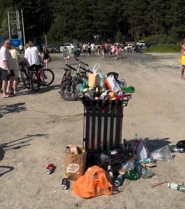 Людей море на пляже — удобств никаких Людей море на пляже — удобств никаких