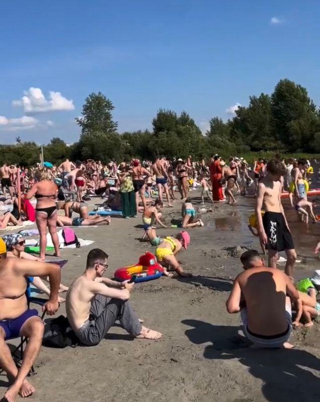 Людей море на пляже — удобств никаких