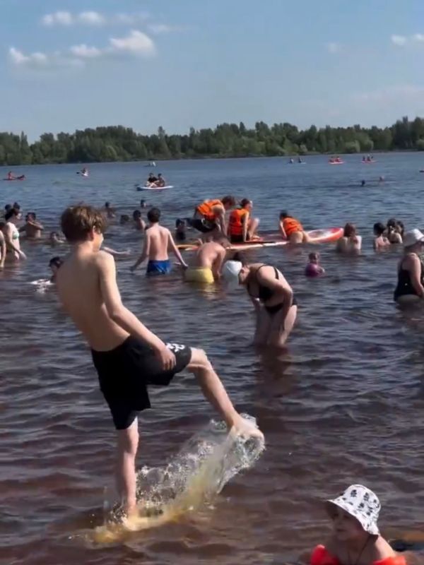 Людей море на пляже — удобств никаких Людей море на пляже — удобств никаких
