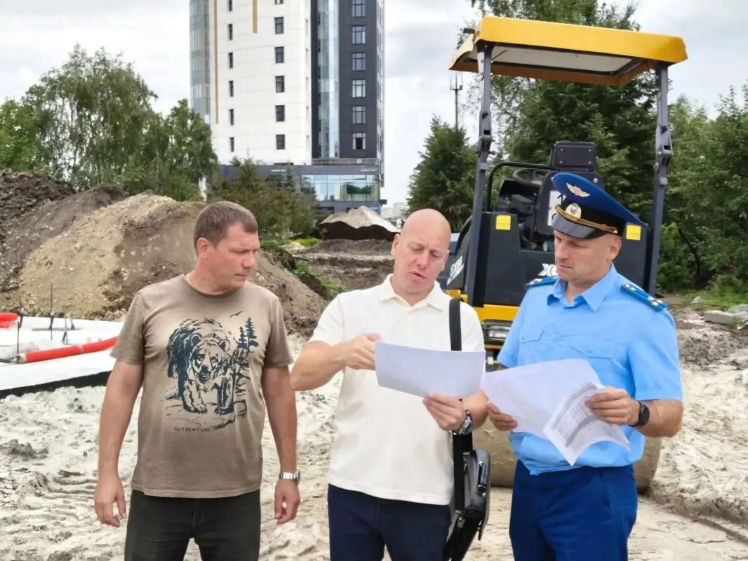 Прокурор Центрального административного округа города Тюмени Евгений Кондрашкин посетил строительную площадку и проконтролировал ход работ по благоустройству Площади Борцов Революции Прокурор Центрального административного округа города Тюмени Евгений Кондрашкин посетил строительную площадку и проконтролировал ход работ по благоустройству Площади Борцов Революции