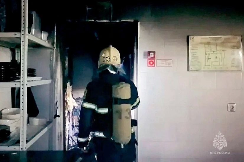 В Тюмени сотрудники МЧС России ликвидировали пожар на объекте торговли