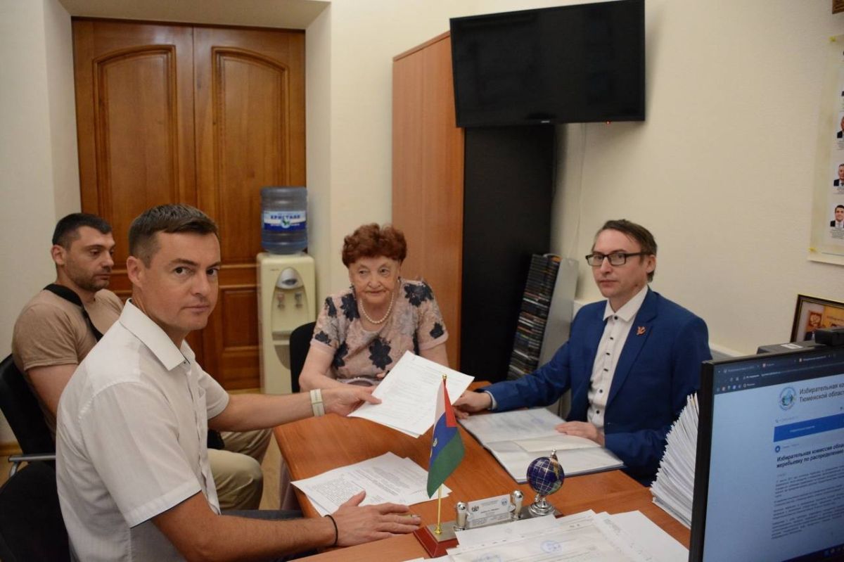 Сегодня Тюменское областное отделение КПРФ представило в Избирательную комиссию Тюменской области документы для регистрации списка кандидатов по единому избирательному округу на выборах депутатов Тюменской областной Думы... Сегодня Тюменское областное отделение КПРФ представило в Избирательную комиссию Тюменской области документы для регистрации списка кандидатов по единому избирательному округу на выборах депутатов Тюменской областной Думы...